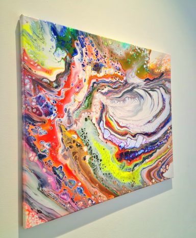 Abstraktes Kunstwerk mit bunten, wirbelnden Mustern und lebendigen Farben.
