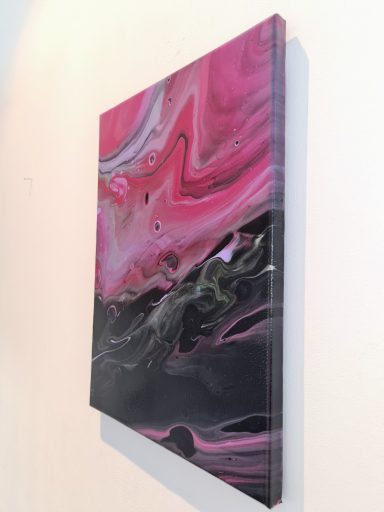 Abstrakte Malerei in Pink- und Schwarztönen mit fließenden Linien und Strukturen.