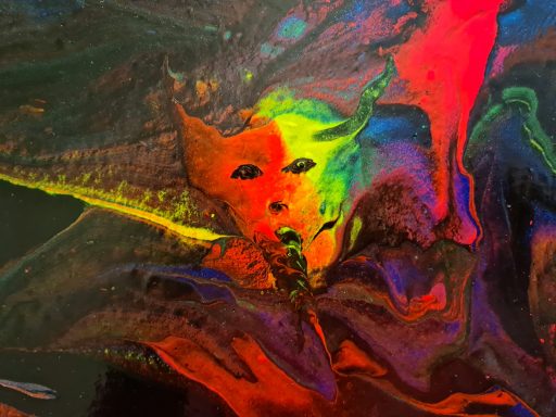Bunte abstrakte Farbverläufe in Schwarz, mit leuchtendem Gelb, Rot, Grün und Blau.