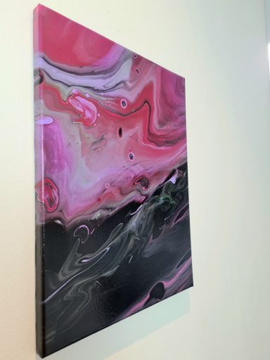 Abstrakte Malerei in Pink- und Schwarztönen mit fließenden Linien und Strukturen.