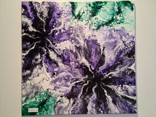 Abstrakte Kunst mit violetten und grünen Farbtönen, die spiralförmige Muster bilden.
