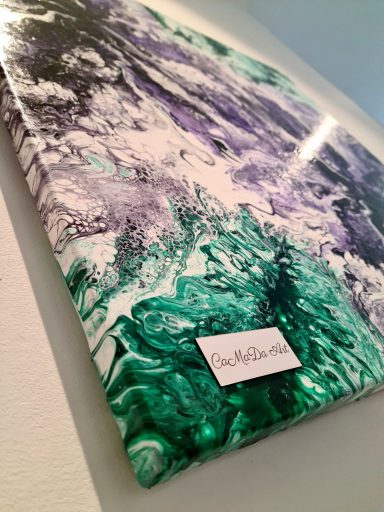 Abstrakte Kunst mit violetten und grünen Farbtönen, die spiralförmige Muster bilden.