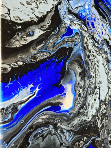 Abstrakte Acryl Malerei mit dynamischen blauen, grauen und schwarzen Wirbeln.
