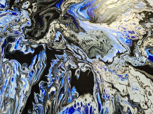 Abstrakte Acryl Malerei mit dynamischen blauen, grauen und schwarzen Wirbeln.