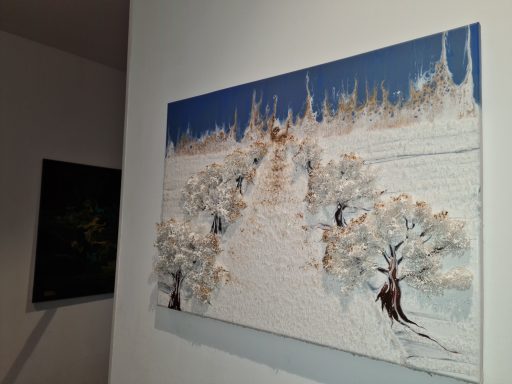 Gemälde mit einer schneebedeckten Landschaft und Bäumen unter blauem Himmel.