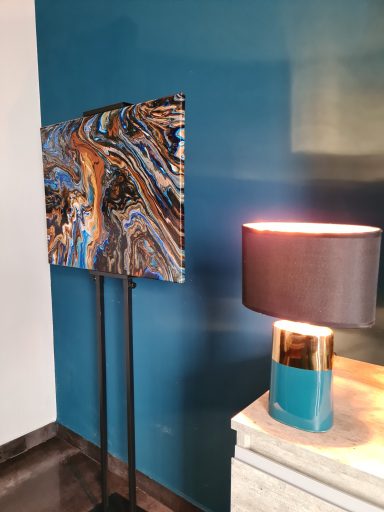 Abstrakte Farben in Blau, Orange und Braun mit fließenden, wabernden Mustern.