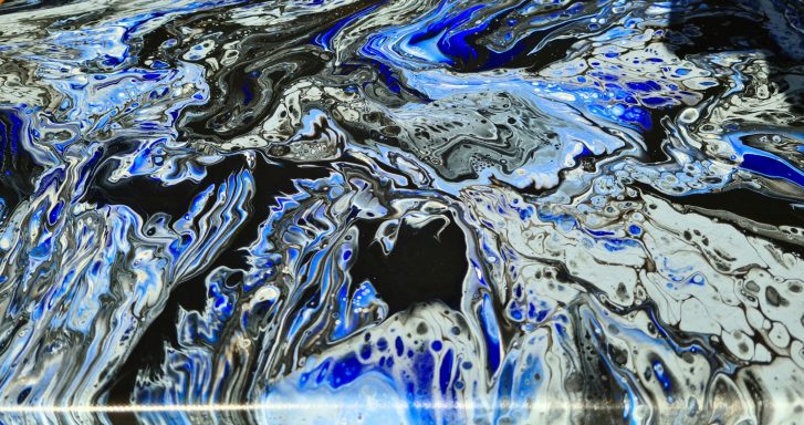 Abstrakte Acryl Malerei mit dynamischen blauen, grauen und schwarzen Wirbeln.