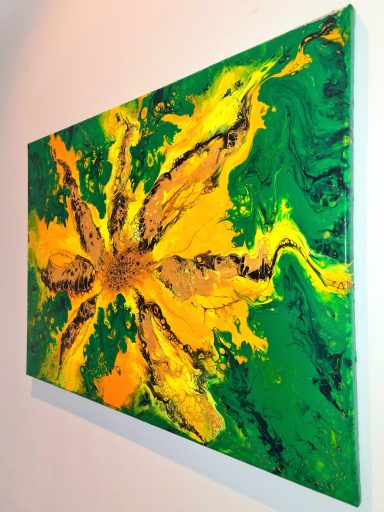 Abstrakte Kunst mit gelben, grünen und schwarzen Farbswirbeln in blütenähnlichem Muster.