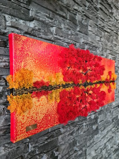 Rote und orange Blätter formen einen Baum über reflektierendes Wasser und graue Steine.
