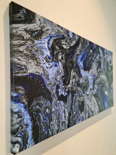 Abstrakte Acryl Malerei mit dynamischen blauen, grauen und schwarzen Wirbeln.