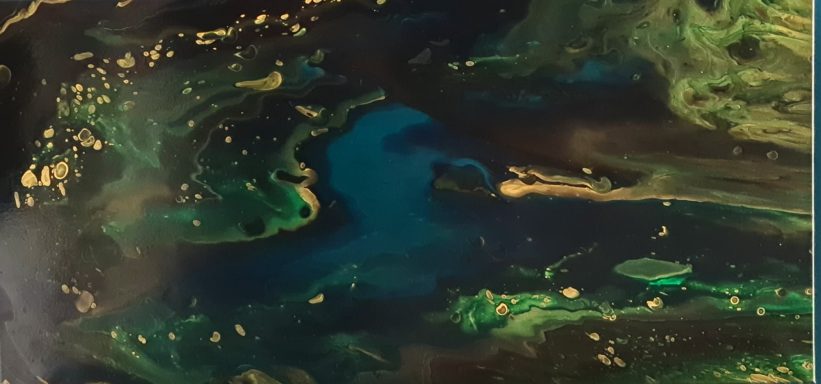 Abstrakte Darstellung eines blauen Gewässers mit goldenen und grünen Akzenten.