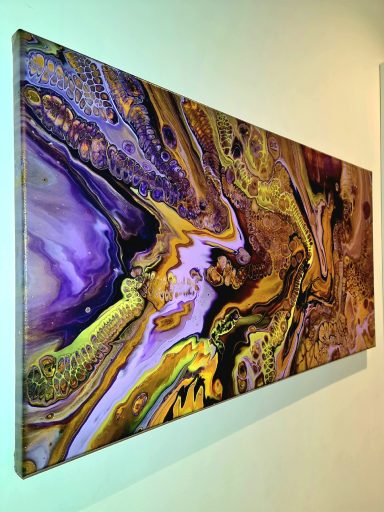 Abstrakte Kunst mit wilden, undulierenden Mustern in Gelb, Lila und Braun.