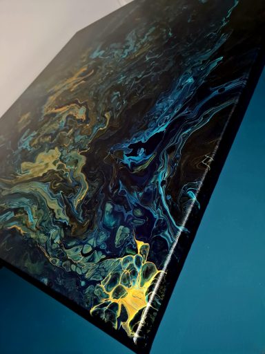 Abstrakte Malerei in Blau- und Grüntönen mit goldenen Akzenten.