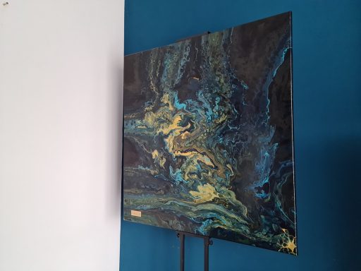Abstrakte Malerei in Blau- und Grüntönen mit goldenen Akzenten.