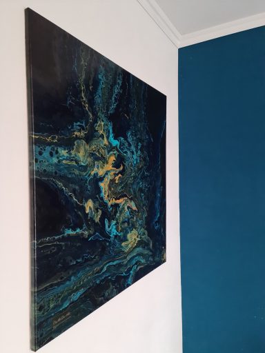 Abstrakte Malerei in Blau- und Grüntönen mit goldenen Akzenten.