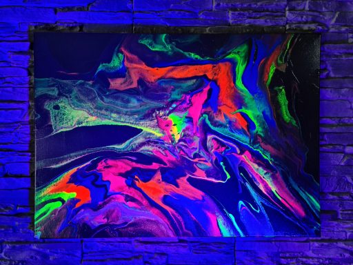 Bunte abstrakte Farbverläufe in Schwarz, mit leuchtendem Gelb, Rot, Grün und Blau.