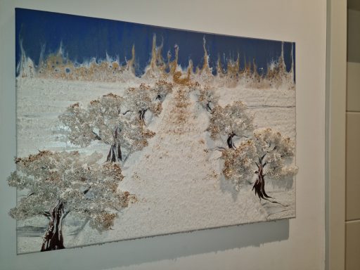 Gemälde mit einer schneebedeckten Landschaft und Bäumen unter blauem Himmel.