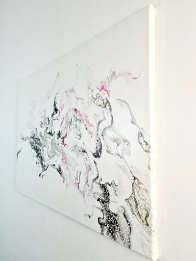 Abstrakte Acryl Malerei, Pouring Fluid Art, mit schwarzen, grauen und rosa Wirbeln auf weißem Hintergrund.
