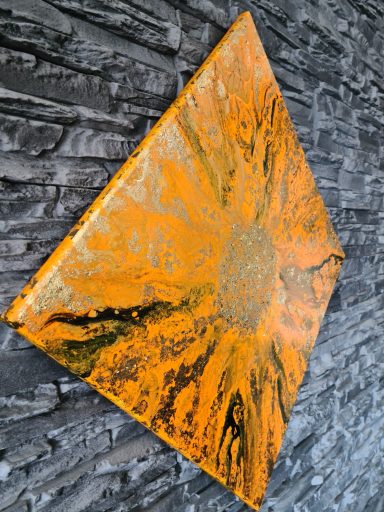 Abstrakte gelbe Sonne mit orangefarbenem und goldenem Hintergrund.