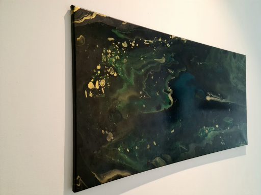 Abstrakte Darstellung eines blauen Gewässers mit goldenen und grünen Akzenten.
