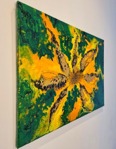 Abstrakte Kunst mit gelben, grünen und schwarzen Farbswirbeln in blütenähnlichem Muster.