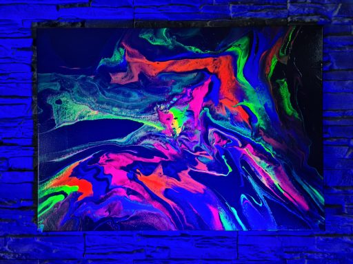 Bunte abstrakte Farbverläufe in Schwarz, mit leuchtendem Gelb, Rot, Grün und Blau.