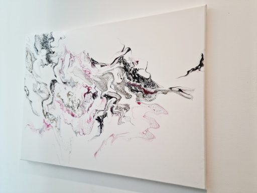 Abstrakte Acryl Malerei, Pouring Fluid Art, mit schwarzen, grauen und rosa Wirbeln auf weißem Hintergrund.