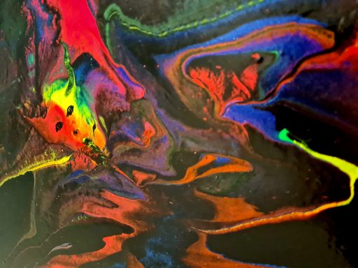 Bunte abstrakte Farbverläufe in Schwarz, mit leuchtendem Gelb, Rot, Grün und Blau.