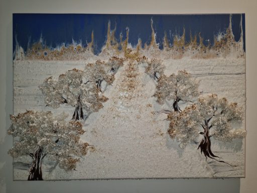 Gemälde mit einer schneebedeckten Landschaft und Bäumen unter blauem Himmel.