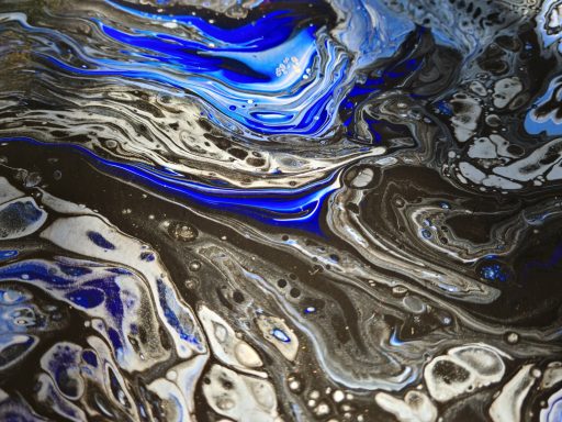 Abstrakte Acryl Malerei mit dynamischen blauen, grauen und schwarzen Wirbeln.