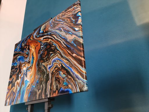 Abstrakte Farben in Blau, Orange und Braun mit fließenden, wabernden Mustern.