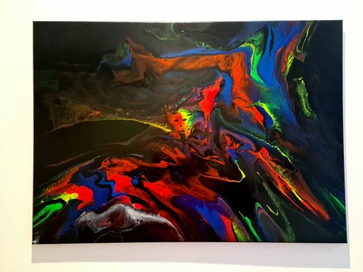 Bunte abstrakte Farbverläufe in Schwarz, mit leuchtendem Gelb, Rot, Grün und Blau.