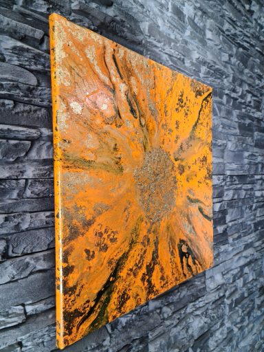 Abstrakte gelbe Sonne mit orangefarbenem und goldenem Hintergrund.