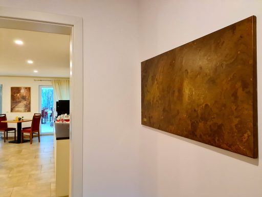 Abstraktes Gemälde in warmen Gelb- und Brauntönen mit organischen Mustern.