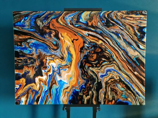 Abstrakte Farben in Blau, Orange und Braun mit fließenden, wabernden Mustern.