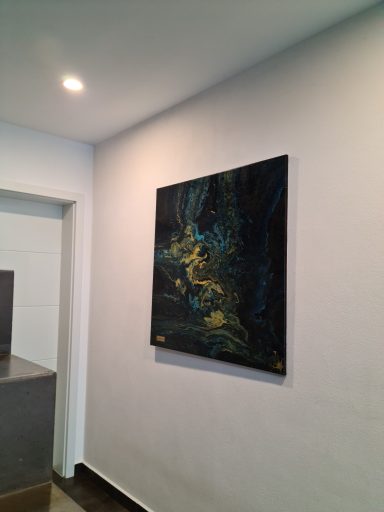 Abstrakte Malerei in Blau- und Grüntönen mit goldenen Akzenten.