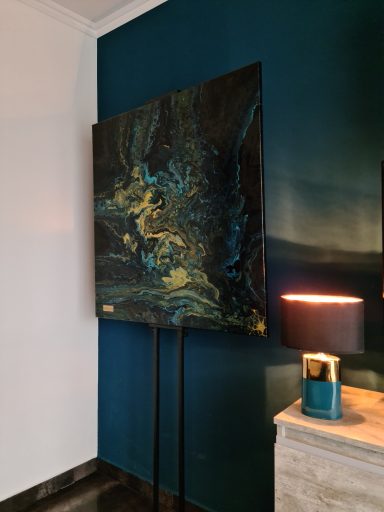 Abstrakte Malerei in Blau- und Grüntönen mit goldenen Akzenten.