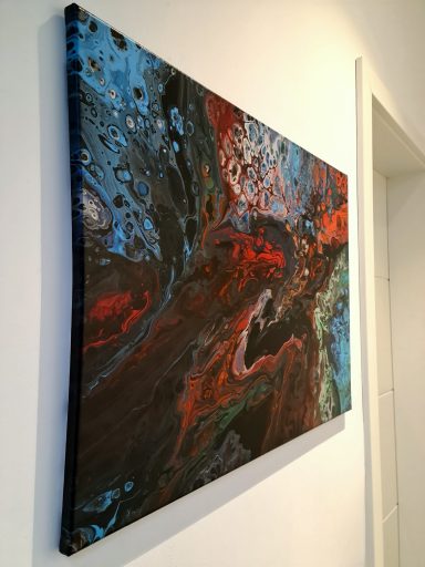 Abstrakte Farbverläufe in Schwarz, Rot, Orange und Grün, die lebendige Muster bilden.