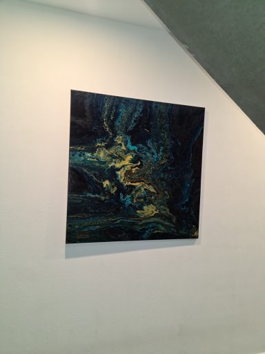 Abstrakte Malerei in Blau- und Grüntönen mit goldenen Akzenten.