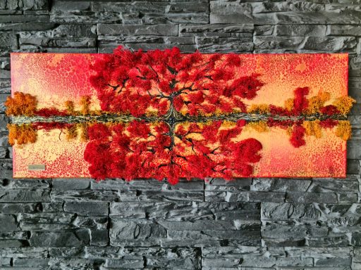 Rote und orange Blätter formen einen Baum über reflektierendes Wasser und graue Steine.