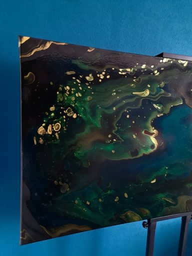 Abstrakte Darstellung eines blauen Gewässers mit goldenen und grünen Akzenten.