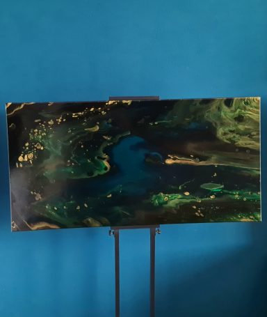 Abstrakte Darstellung eines blauen Gewässers mit goldenen und grünen Akzenten.